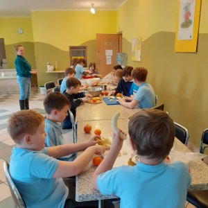 Sałatki owocowe w wykonaniu klas trzecich