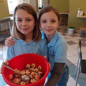 Sałatki owocowe w wykonaniu klas trzecich
