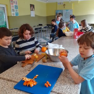 Sałatki owocowe w wykonaniu klas trzecich