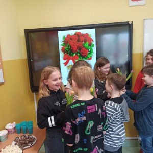 Chłopcy z klasy IVa KSP nie zapomnieli o Dniu Kobiet