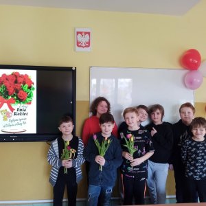 Chłopcy z klasy IVa KSP nie zapomnieli o Dniu Kobiet