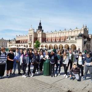 Uczniowie klasy VI i V pociągiem do Krakowa.