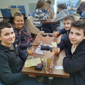 Uczniowie klasy VI i V pociągiem do Krakowa.