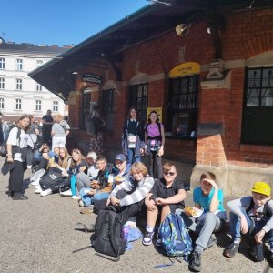 Uczniowie klasy VI i V pociągiem do Krakowa.