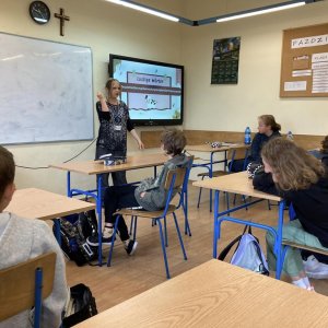 Spotkanie uczniów SP z wolontariuszkami z BWA