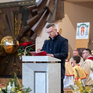 W jasełkach leży.