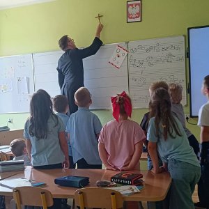 Uroczyste zawieszenie krzyża